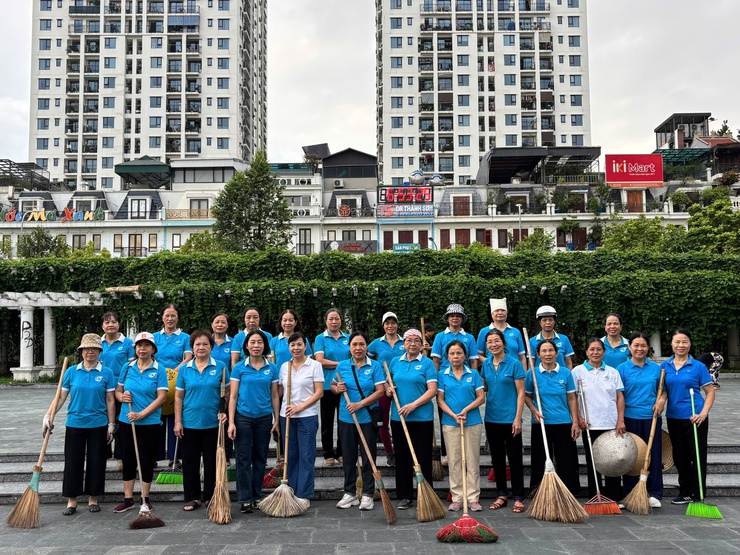 Mặt trận tổ quốc Việt Nam phường Bồ Đề tổ chức tổng vệ sinh môi trường - Ảnh 11.