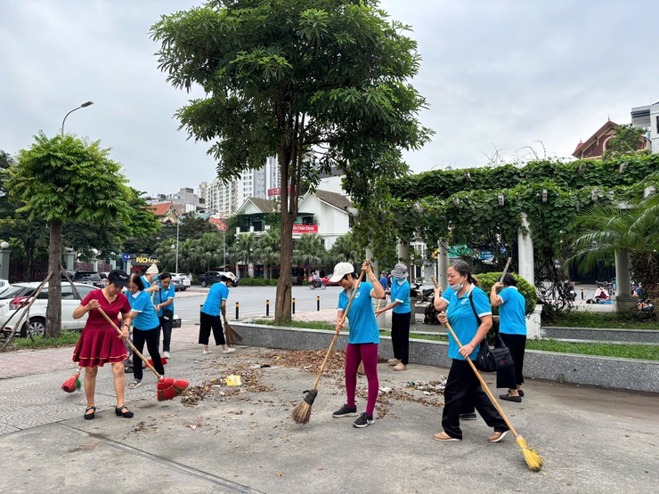 Mặt trận tổ quốc Việt Nam phường Bồ Đề tổ chức tổng vệ sinh môi trường - Ảnh 6.