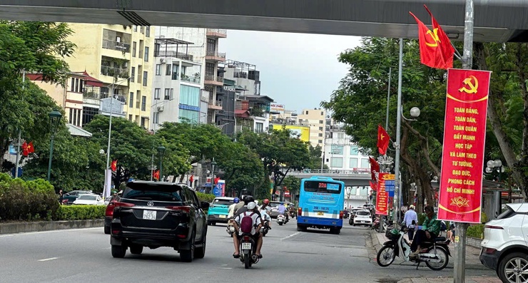 Hình ảnh tuyên truyền, cổ động trực quan chào mừng Đại hội đại biểu Đảng bộ phường Bồ Đề lần thứ I, nhiệm kỳ 2025 - 2030- Ảnh 9.
