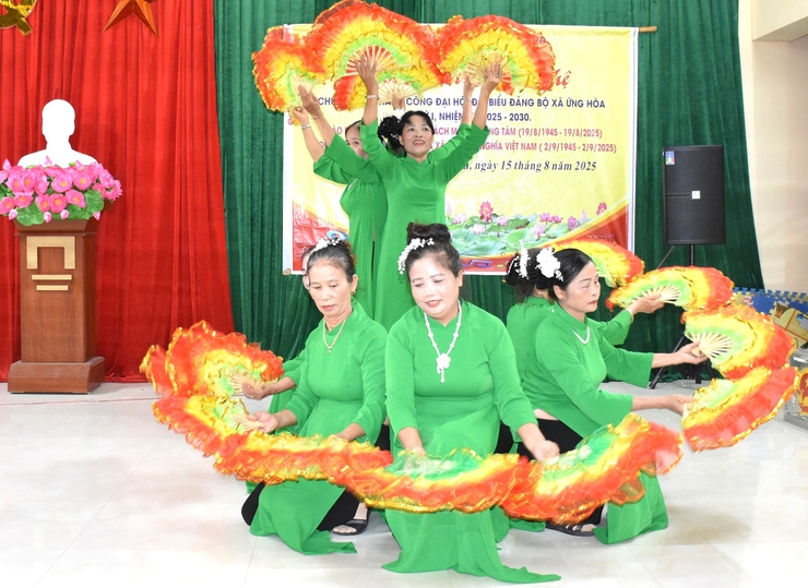 TƯNG BỪNG LIÊN HOAN VĂN NGHỆ CHÀO MỪNG ĐẠI HỘI ĐẢNG BỘ XÃ ỨNG HÒA LẦN THỨ I VÀ CÁC NGÀY LỄ LỚN CỦA DÂN TỘC- Ảnh 1.