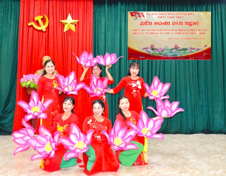 TƯNG BỪNG LIÊN HOAN VĂN NGHỆ CHÀO MỪNG ĐẠI HỘI ĐẢNG BỘ XÃ ỨNG HÒA LẦN THỨ I VÀ CÁC NGÀY LỄ LỚN CỦA DÂN TỘC- Ảnh 4.