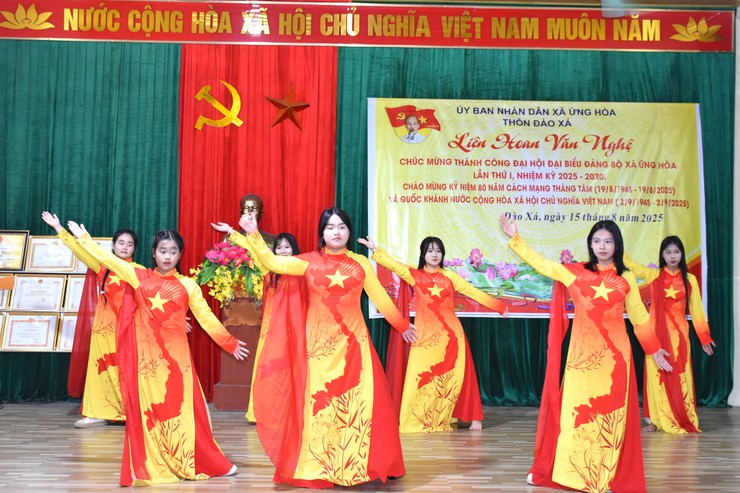 TƯNG BỪNG LIÊN HOAN VĂN NGHỆ CHÀO MỪNG ĐẠI HỘI ĐẢNG BỘ XÃ ỨNG HÒA LẦN THỨ I VÀ CÁC NGÀY LỄ LỚN CỦA DÂN TỘC- Ảnh 3.
