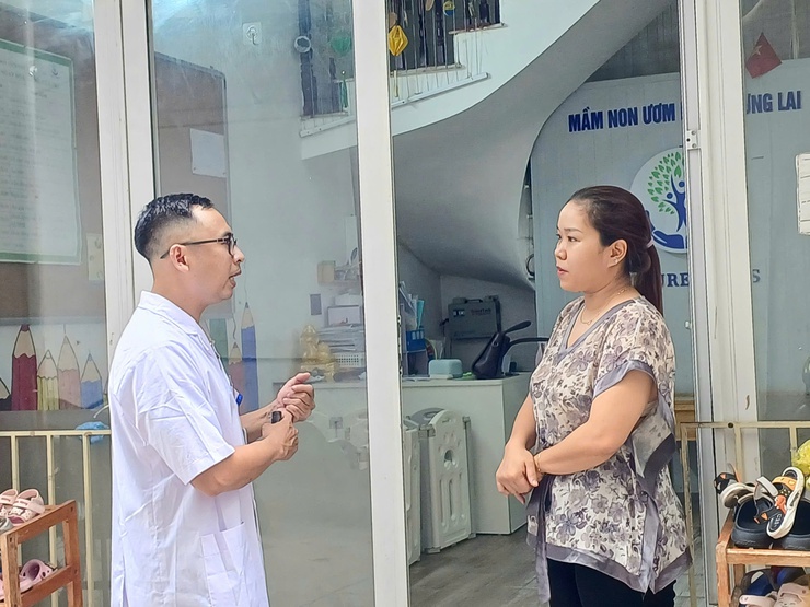 Trạm Y tế phường tham gia tổng vệ sinh môi trường ở ổ dịch ngõ 99 và 177 đường Cầu Diễn của TDP số 13,14 Kiều Mai phường Xuân Phương- Ảnh 1.