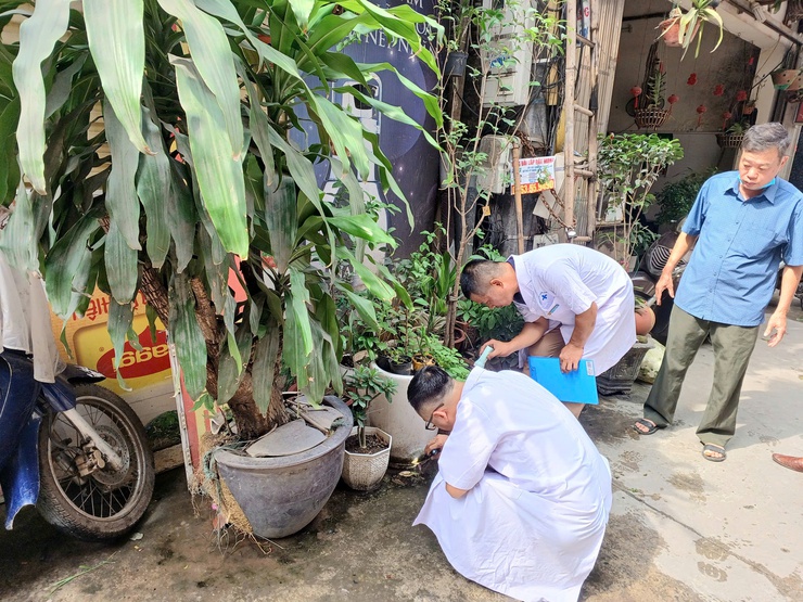 Trạm Y tế phường tham gia tổng vệ sinh môi trường ở ổ dịch ngõ 99 và 177 đường Cầu Diễn của TDP số 13,14 Kiều Mai phường Xuân Phương- Ảnh 2.