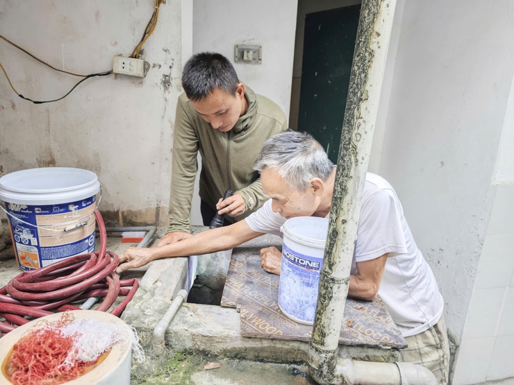 Trạm Y tế phường tham gia tổng vệ sinh môi trường ở ổ dịch ngõ 99 và 177 đường Cầu Diễn của TDP số 13,14 Kiều Mai phường Xuân Phương- Ảnh 5.