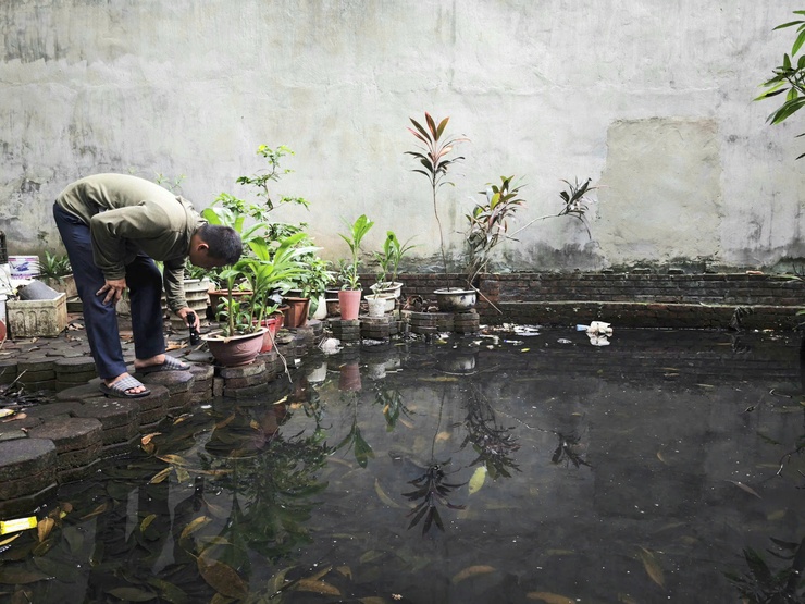 Trạm Y tế phường tham gia tổng vệ sinh môi trường ở ổ dịch ngõ 99 và 177 đường Cầu Diễn của TDP số 13,14 Kiều Mai phường Xuân Phương- Ảnh 4.