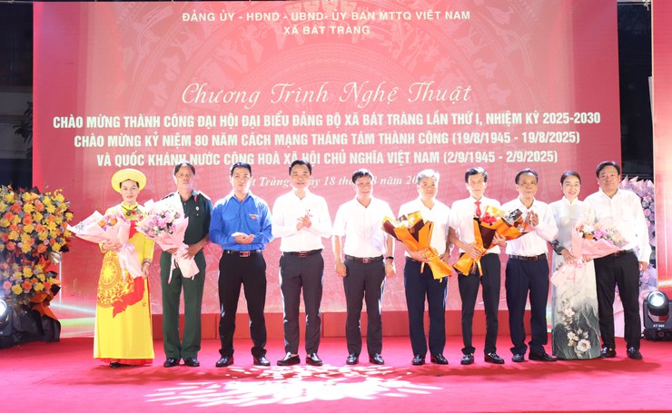 Chương trình nghệ thuật "Tiến bước dưới cờ Đảng quang vinh" chào mừng thành công Đại hội đại biểu Đảng bộ xã Bát Tràng lần thứ I, nhiệm kỳ 2025-2030- Ảnh 1.