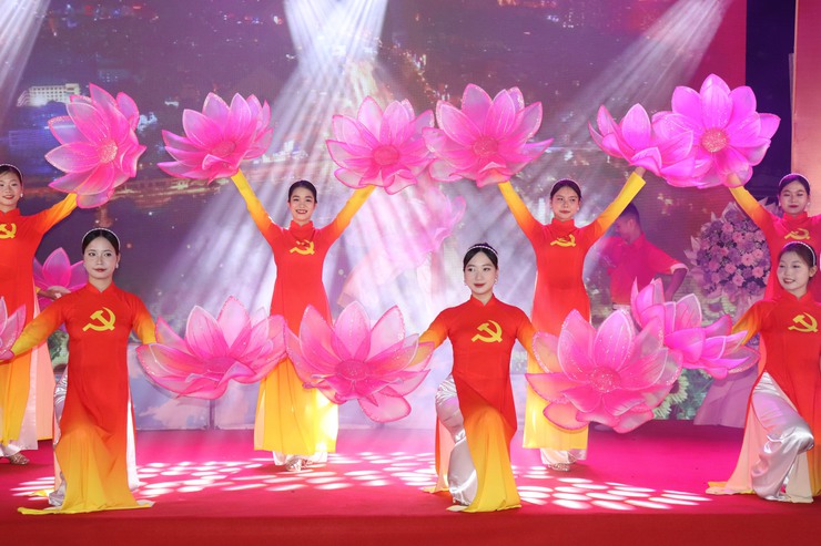 Chương trình nghệ thuật "Tiến bước dưới cờ Đảng quang vinh" chào mừng thành công Đại hội đại biểu Đảng bộ xã Bát Tràng lần thứ I, nhiệm kỳ 2025-2030- Ảnh 5.