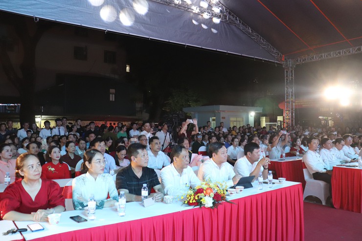 Chương trình nghệ thuật "Tiến bước dưới cờ Đảng quang vinh" chào mừng thành công Đại hội đại biểu Đảng bộ xã Bát Tràng lần thứ I, nhiệm kỳ 2025-2030- Ảnh 2.