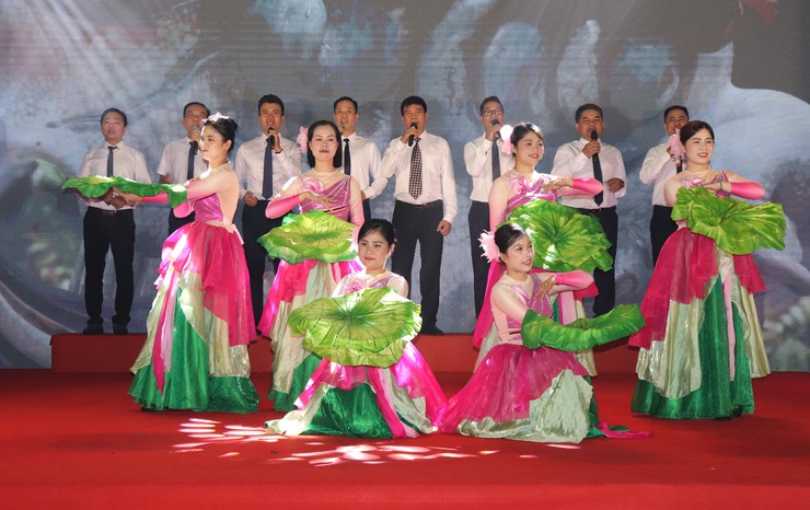 Chương trình nghệ thuật "Tiến bước dưới cờ Đảng quang vinh" chào mừng thành công Đại hội đại biểu Đảng bộ xã Bát Tràng lần thứ I, nhiệm kỳ 2025-2030- Ảnh 6.