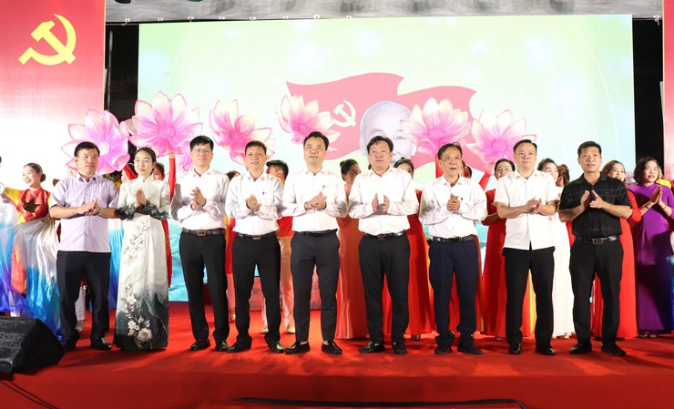 Chương trình nghệ thuật "Tiến bước dưới cờ Đảng quang vinh" chào mừng thành công Đại hội đại biểu Đảng bộ xã Bát Tràng lần thứ I, nhiệm kỳ 2025-2030- Ảnh 3.