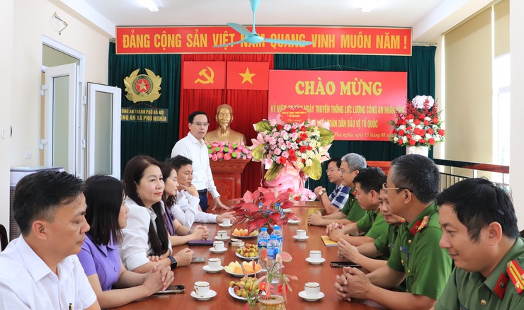 Lãnh đạo xã Phú Nghĩa tặng hoa chúc mừng Công an xã nhân dịp kỷ niệm 80 năm Ngày truyền thống Công an nhân dân; 20 năm ngày Hội Toàn dân bảo vệ an ninh Tổ quốc - Ảnh 2.