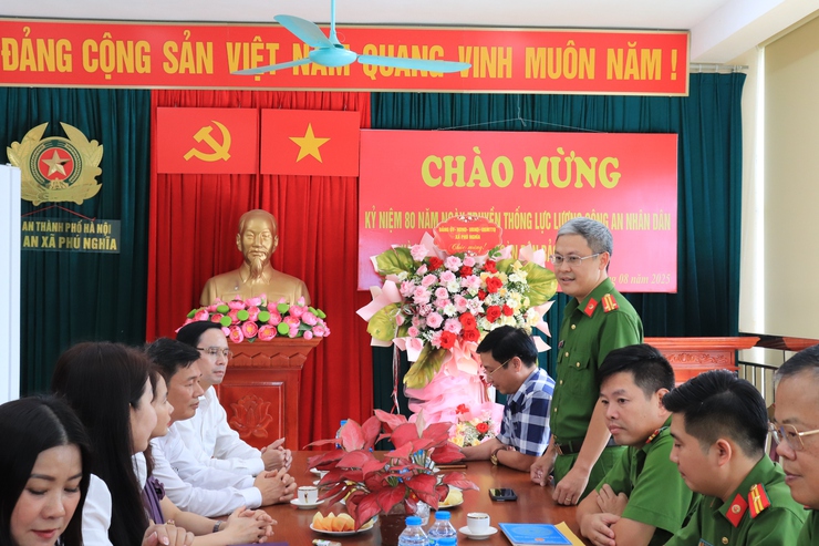 Lãnh đạo xã Phú Nghĩa tặng hoa chúc mừng Công an xã nhân dịp kỷ niệm 80 năm Ngày truyền thống Công an nhân dân; 20 năm ngày Hội Toàn dân bảo vệ an ninh Tổ quốc - Ảnh 3.