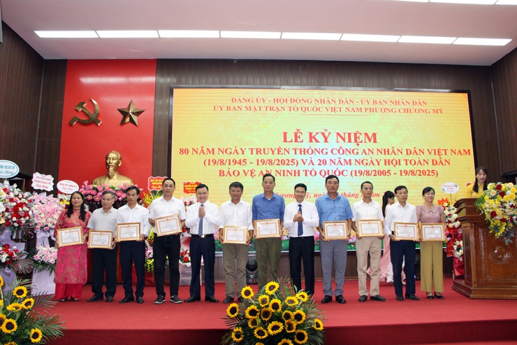Chương Mỹ kỷ niệm 80 năm ngày truyền thống Công an nhân dân Việt Nam 19/08/1945-19/08/2025 và 20 năm Ngày hội toàn dân bảo vệ an ninh Tổ quốc- Ảnh 9.