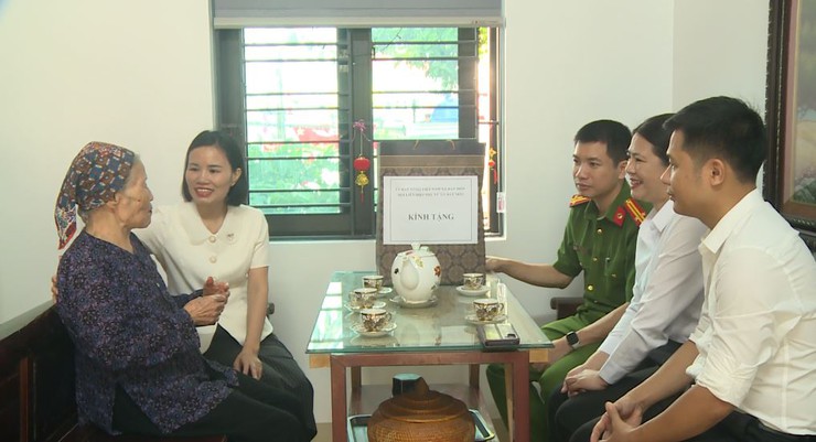 Uỷ ban MTTQ Việt Nam xã phối hợp với Công an xã thăm, tặng quà các gia đình có hoàn cảnh khó khăn- Ảnh 1.