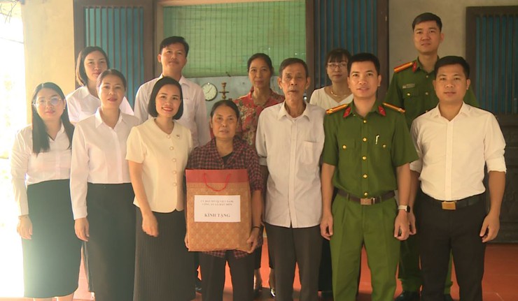 Uỷ ban MTTQ Việt Nam xã phối hợp với Công an xã thăm, tặng quà các gia đình có hoàn cảnh khó khăn- Ảnh 2.