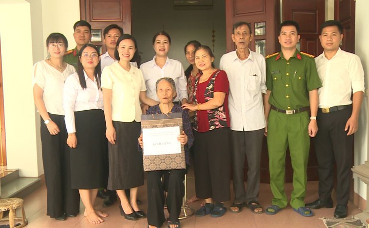 Uỷ ban MTTQ Việt Nam xã phối hợp với Công an xã thăm, tặng quà các gia đình có hoàn cảnh khó khăn- Ảnh 3.