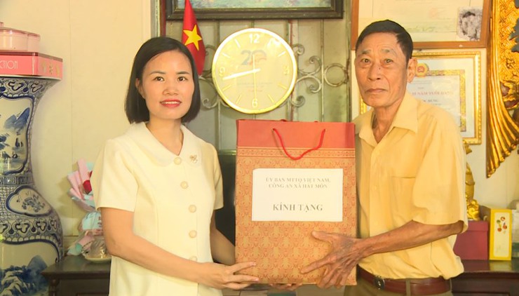 Uỷ ban MTTQ Việt Nam xã phối hợp với Công an xã thăm, tặng quà các gia đình có hoàn cảnh khó khăn- Ảnh 4.