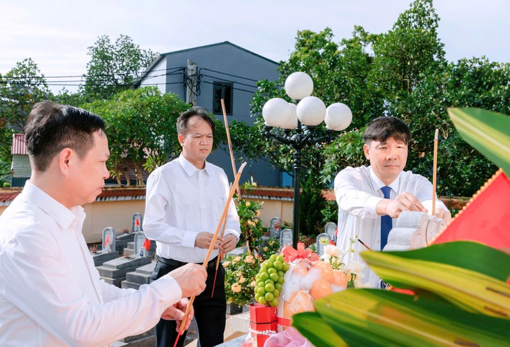 Đảng uỷ xã Hoà Xá viếng nghĩa trang liệt sỹ trước thềm Đại hội Đảng bộ xã lần thứ I, nhiệm kỳ 2025 – 2030- Ảnh 2.