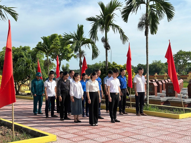 Đảng uỷ xã Hoà Xá viếng nghĩa trang liệt sỹ trước thềm Đại hội Đảng bộ xã lần thứ I, nhiệm kỳ 2025 – 2030- Ảnh 6.