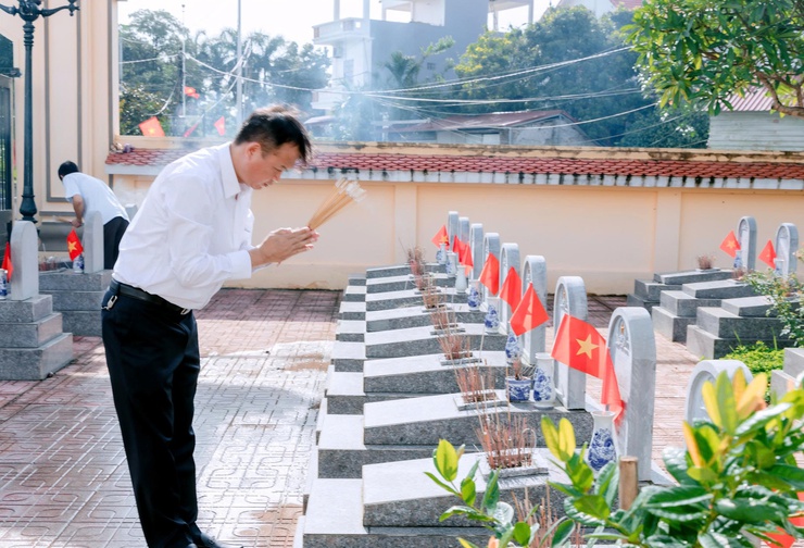 Đảng uỷ xã Hoà Xá viếng nghĩa trang liệt sỹ trước thềm Đại hội Đảng bộ xã lần thứ I, nhiệm kỳ 2025 – 2030- Ảnh 7.