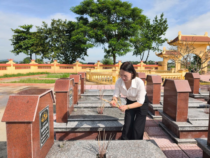 Đảng uỷ xã Hoà Xá viếng nghĩa trang liệt sỹ trước thềm Đại hội Đảng bộ xã lần thứ I, nhiệm kỳ 2025 – 2030- Ảnh 14.