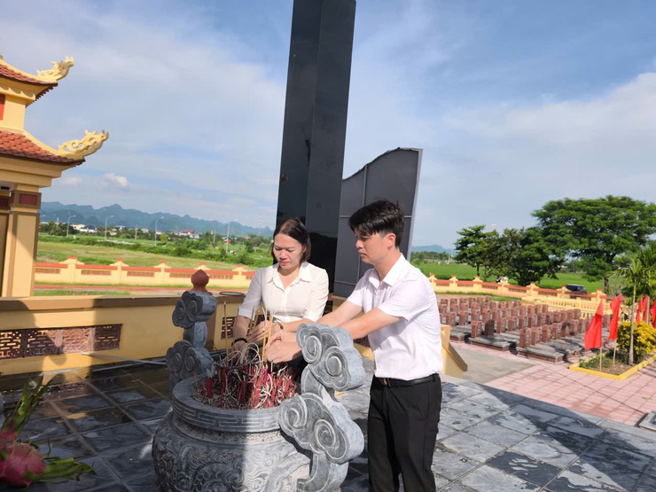 Đảng uỷ xã Hoà Xá viếng nghĩa trang liệt sỹ trước thềm Đại hội Đảng bộ xã lần thứ I, nhiệm kỳ 2025 – 2030- Ảnh 12.