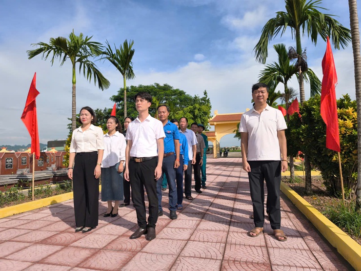 Đảng uỷ xã Hoà Xá viếng nghĩa trang liệt sỹ trước thềm Đại hội Đảng bộ xã lần thứ I, nhiệm kỳ 2025 – 2030- Ảnh 4.