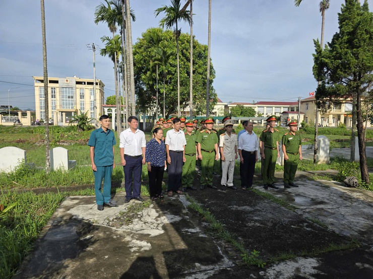 Đảng uỷ xã Hoà Xá viếng nghĩa trang liệt sỹ trước thềm Đại hội Đảng bộ xã lần thứ I, nhiệm kỳ 2025 – 2030- Ảnh 13.