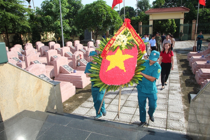 Đảng uỷ xã Hoà Xá viếng nghĩa trang liệt sỹ trước thềm Đại hội Đảng bộ xã lần thứ I, nhiệm kỳ 2025 – 2030- Ảnh 8.