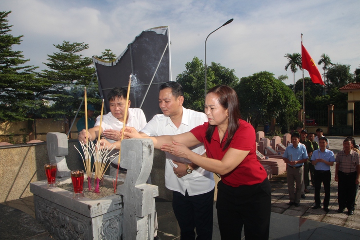 Đảng uỷ xã Hoà Xá viếng nghĩa trang liệt sỹ trước thềm Đại hội Đảng bộ xã lần thứ I, nhiệm kỳ 2025 – 2030- Ảnh 9.
