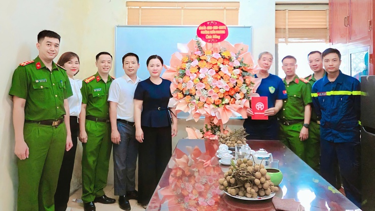 Phường Xuân Phương thăm, chúc mừng các đơn vị Công an trên địa bàn nhân kỷ niệm 80 năm Ngày truyền thống lực lượng Công an Nhân dân Việt Nam- Ảnh 3.
