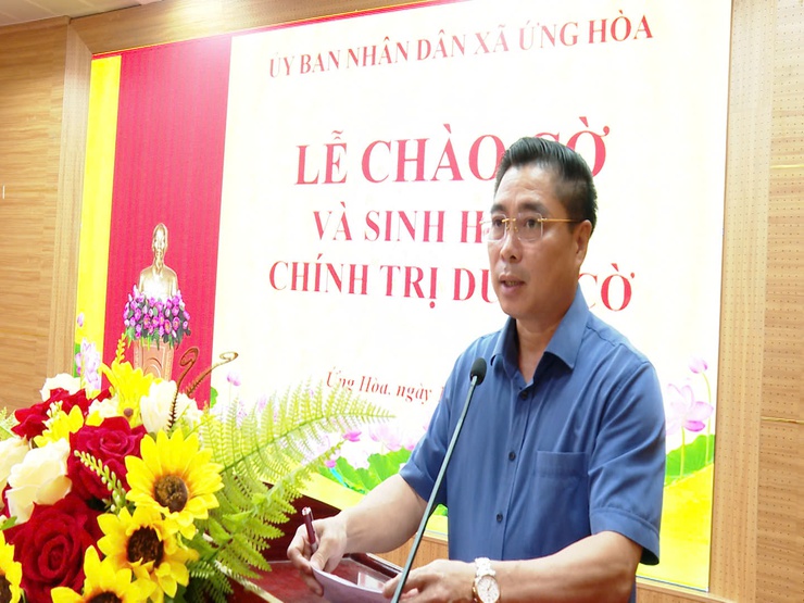 UBND xã Ứng Hoà: Tổ chức chào cờ và sinh hoạt chính trị dưới cờ tuần đầu tiên sau Đại hội đảng bộ xã lần thứ I, nhiệm kỳ 2025 - 2030- Ảnh 1.