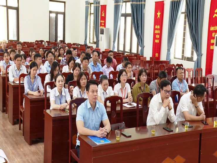 UBND xã Ứng Hoà: Tổ chức chào cờ và sinh hoạt chính trị dưới cờ tuần đầu tiên sau Đại hội đảng bộ xã lần thứ I, nhiệm kỳ 2025 - 2030- Ảnh 2.