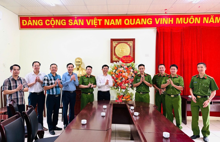 Phường Xuân Phương thăm, chúc mừng các đơn vị Công an trên địa bàn nhân kỷ niệm 80 năm Ngày truyền thống lực lượng Công an Nhân dân Việt Nam- Ảnh 2.