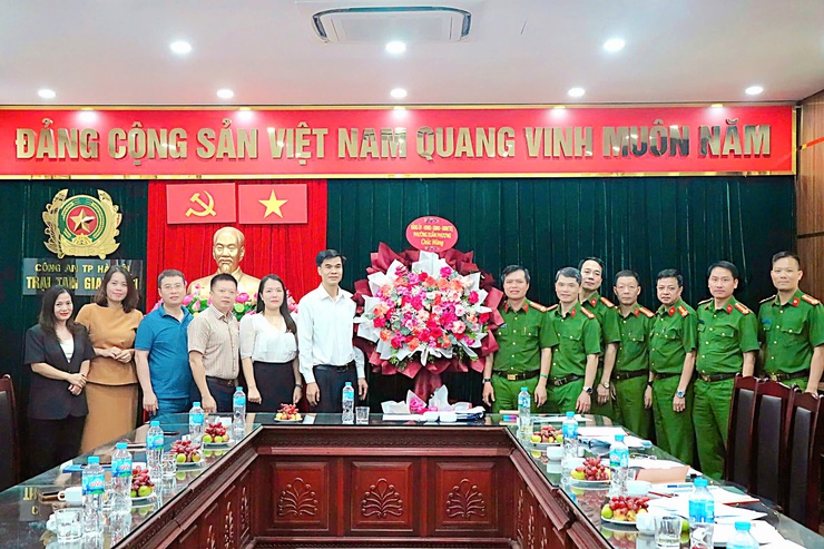 Phường Xuân Phương thăm, chúc mừng các đơn vị Công an trên địa bàn nhân kỷ niệm 80 năm Ngày truyền thống lực lượng Công an Nhân dân Việt Nam- Ảnh 4.