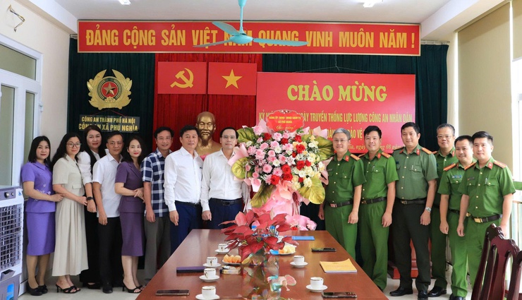 Lãnh đạo xã Phú Nghĩa tặng hoa chúc mừng Công an xã nhân dịp kỷ niệm 80 năm Ngày truyền thống Công an nhân dân; 20 năm ngày Hội Toàn dân bảo vệ an ninh Tổ quốc - Ảnh 1.