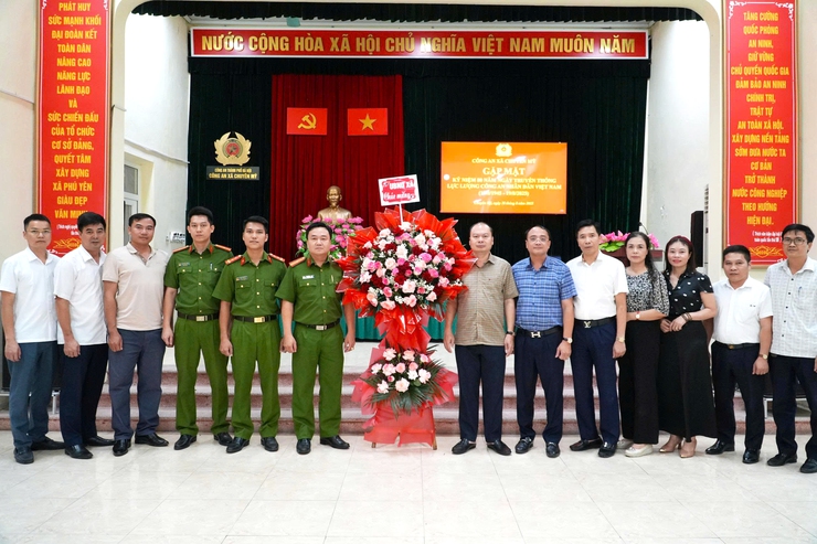 Các đồng chí Lãnh đạo xã thăm, chúc mừng lực lượng công an xã nhân dịp kỷ niệm 80 năm ngày truyền thống CAND- Ảnh 1.