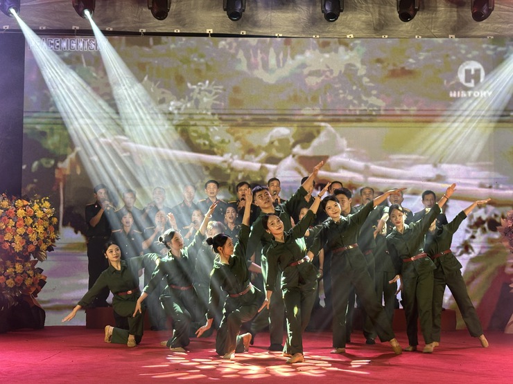 Chương trình nghệ thuật "Tiến bước dưới cờ Đảng quang vinh" chào mừng thành công Đại hội đại biểu Đảng bộ xã Bát Tràng lần thứ I, nhiệm kỳ 2025-2030- Ảnh 7.