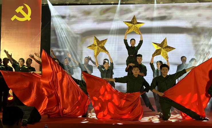 Chương trình nghệ thuật "Tiến bước dưới cờ Đảng quang vinh" chào mừng thành công Đại hội đại biểu Đảng bộ xã Bát Tràng lần thứ I, nhiệm kỳ 2025-2030- Ảnh 4.