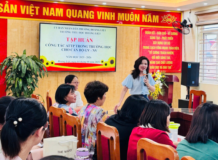 Trường Tiểu học Hoàng Liệt đẩy mạnh công tác tập huấn kiến thức đảm bảo vệ sinh an toàn thực phẩm cho cán bộ, giáo viên, nhân viên nhà trường- Ảnh 1.