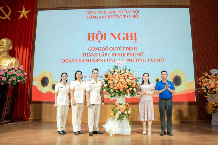 Công bố quyết định thành lập Đoàn thanh niên, Chi hội phụ nữ Công an phường Tây Hồ- Ảnh 1.