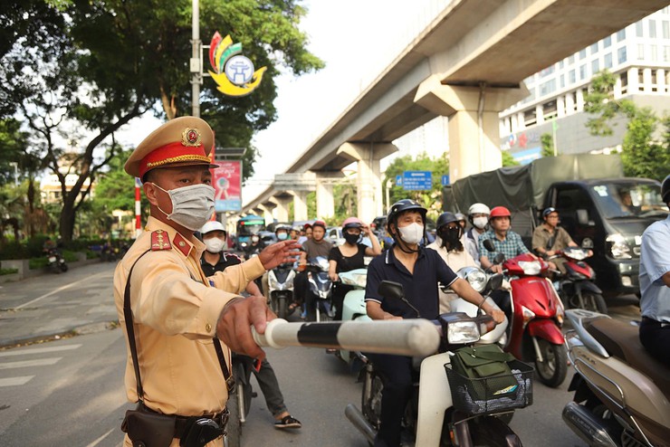 Công an Hà Nội tạm cấm, hạn chế phương tiện đi vào một số tuyến đường ngày 19/8- Ảnh 1.