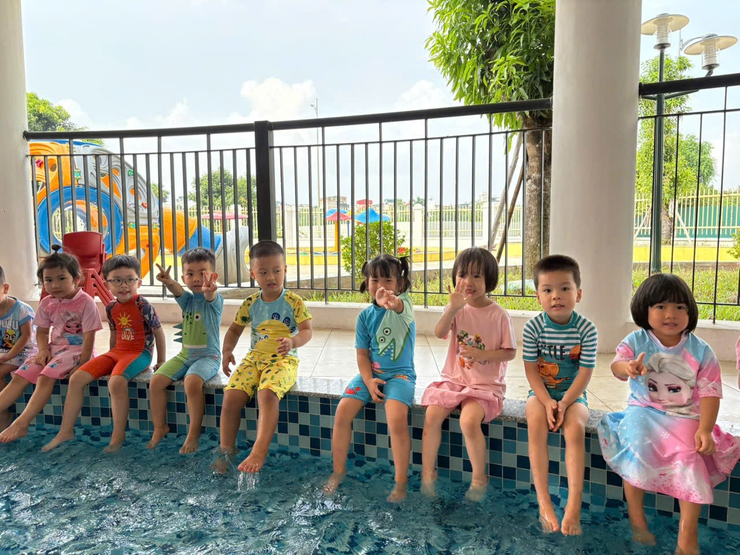 Trường Mầm non Họa Mi tổ chức “Ngày hội bơi và vui chơi dưới nước” Rèn luyện kỹ năng lan tỏa tiếng cười- Ảnh 2.