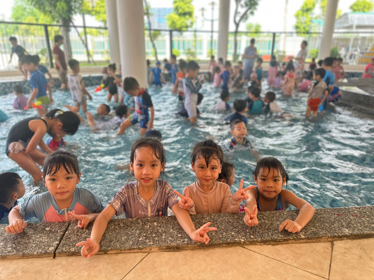 Trường Mầm non Họa Mi tổ chức “Ngày hội bơi và vui chơi dưới nước” Rèn luyện kỹ năng lan tỏa tiếng cười- Ảnh 3.