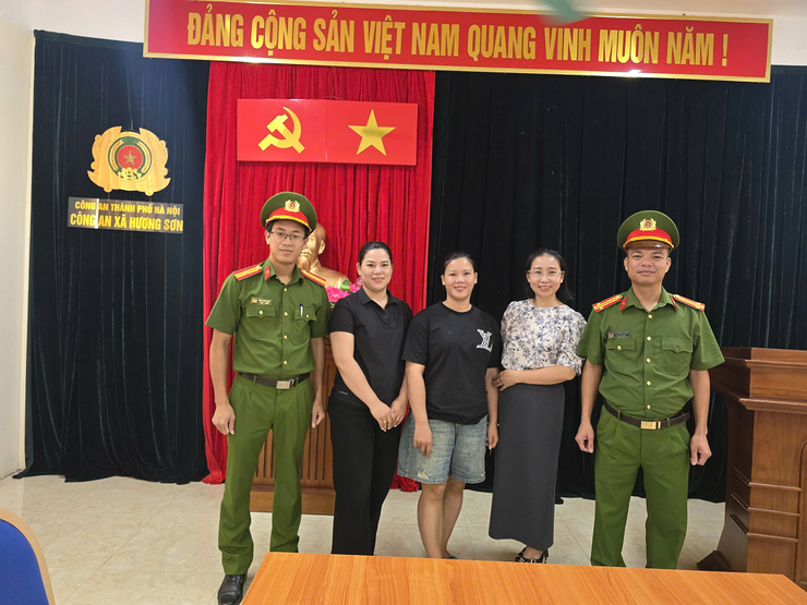 Công an xã Hương Sơn hỗ trợ người dân nhận lại 400 triệu đồng chuyển nhầm- Ảnh 1.