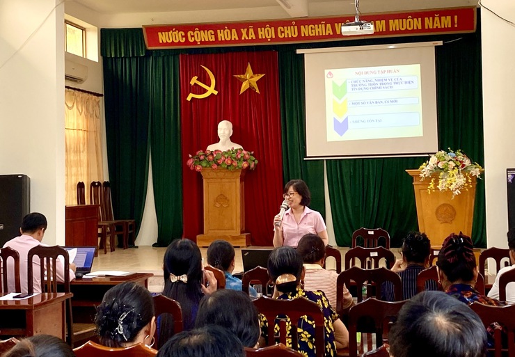 Phòng Giao dịch NHCSXH Phúc Thọ tổ chức tập huấn nghiệp vụ tín dụng chính sách cho trưởng thôn tại xã Phúc Lộc- Ảnh 1.
