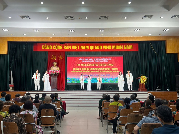 
Phường Bạch Mai tổ chức Hội nghị nói chuyện truyền thống chào mừng kỷ niệm 80 năm Cách mạng Tháng Tám thành công (19/8/1945-19/8/2025) và Quốc khánh nước Cộng hoà xã hội chủ nghĩa Việt Nam (02/9/1945-02/9/2025)- Ảnh 1.