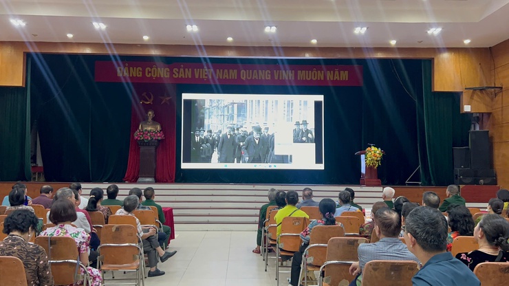 
Phường Bạch Mai tổ chức Hội nghị nói chuyện truyền thống chào mừng kỷ niệm 80 năm Cách mạng Tháng Tám thành công (19/8/1945-19/8/2025) và Quốc khánh nước Cộng hoà xã hội chủ nghĩa Việt Nam (02/9/1945-02/9/2025)- Ảnh 2.