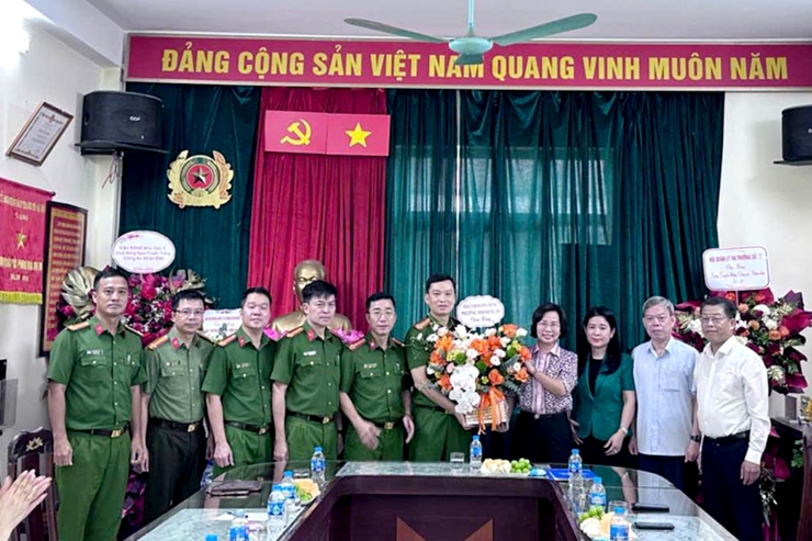 Đảng ủy - HĐND - UBND phường Thanh Xuân chúc mừng Công an phường nhân kỷ niệm 80 năm ngày thành lập lực lượng Công an nhân dân- Ảnh 2.